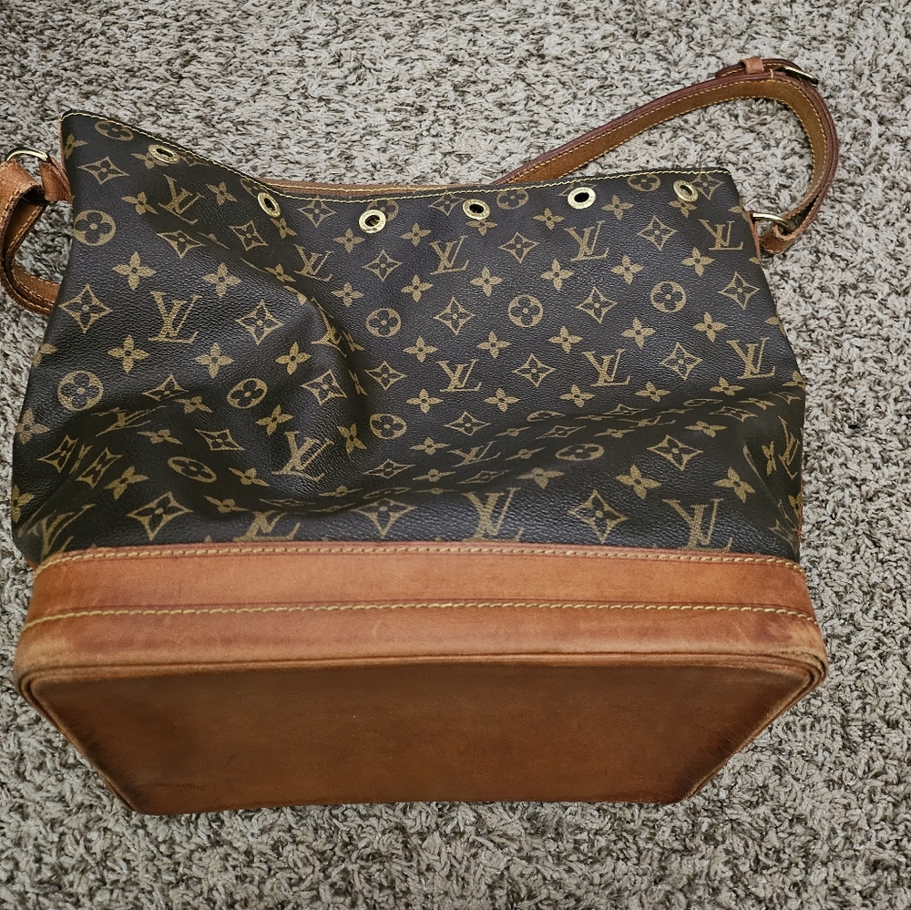 LV bucket authentic.